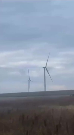 Российский БПЛА-камикадзе наносит удар по ветряной турбине Краматорской ВЭС