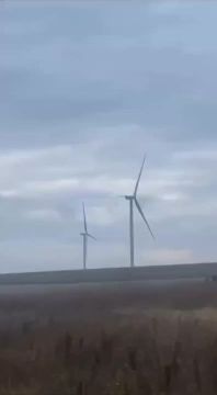 Российский БПЛА-камикадзе наносит удар по ветряной турбине Краматорской ВЭС