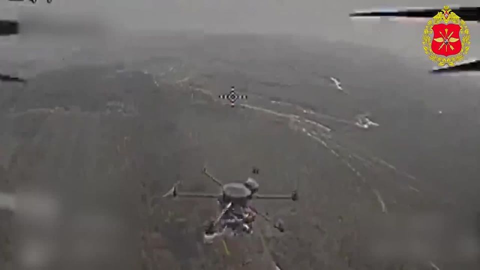 Минобороны России: 00:00 Расчеты ударных FPV-дронов поразили живую силу и тяжелые коптеры формирований ВСУ на Днепропетровском и Добропольском направлениях