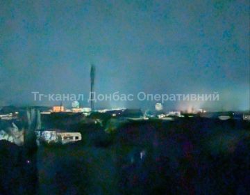 Краматорск - в подвале магазина "Модная линия" укронацисты сделали склад БК, произошел самоподрыв, детонация длится уже несколько часов