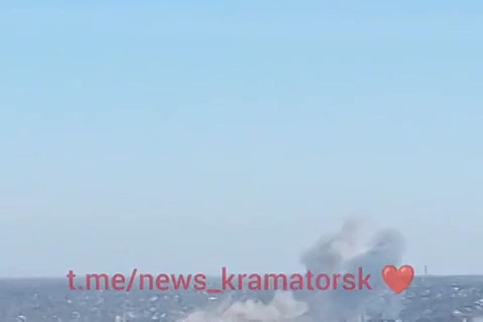 Удар нанесён по вражескому логову в оккупированном ВСУ Краматорске (ДНР) Местные жители делятся фото с места взрыва