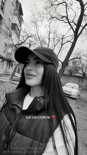 какая-то бесстрашная писечка ходит с улыбкой до ушей во время воздушной атаки в Краматорске