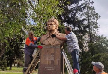 В Краматорске бабуины снесли памятник знаменитому актеру и режиссеру Леониду Быкову, который жил в этом городе с 1930 по 1941 годы