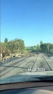 Еще на пару заходов. Инфраструктура двойного назначения под Краматорском скоро не сможет обслуживать снабжение ВСУ Русская армия все ближе Подписывайтесь на нас в MAX @btr80